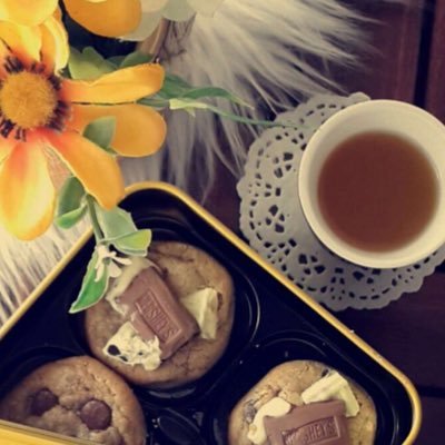إلى تِلْكَ القُلُوب التي تَجْعَلني أبْتَسِم بـ عُمْق ربِّ ارْزُقْهآ بَسْمَةً تَدُومُ