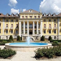 Als geschichtsträchtiges 4-Sterne-Hotel bietet es Ihnen wunderschöne, hochwertig ausgestattete Zimmer.