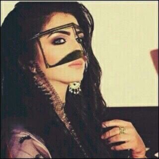 عزة النفس فيني من صغر سني مـن صـد عني بيـبطي ماتـباطيـته مغنيني الله عن اللي مغتني عـني و الرزق من غيـر ربـي ما تـرجيته..