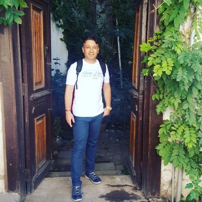 EmirVahed's profile picture. A normal entrepreneur who believes he is in tech domain particularly in AI.