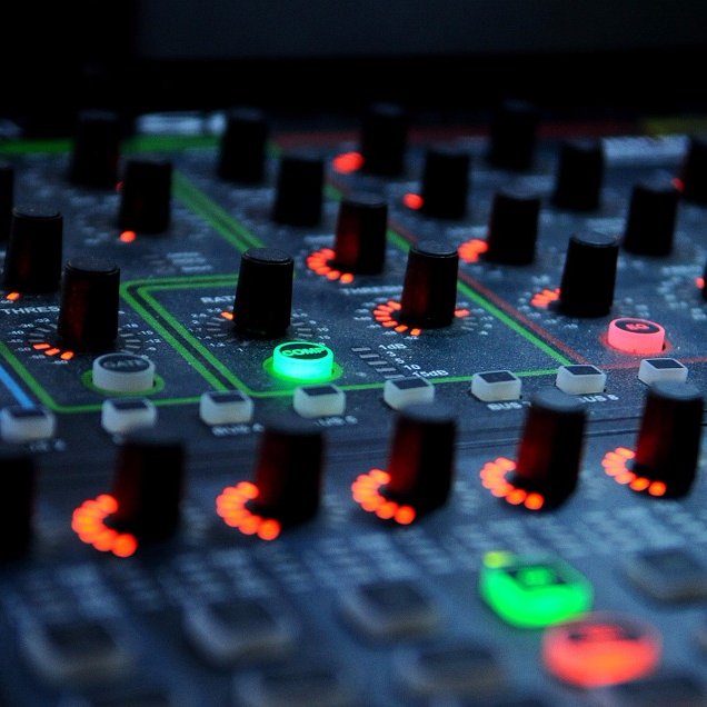 Contamos nuestra vida a través del Rap porque el Rap es la travesía de nuestra vida. Atrévete a quedarte y escucha nuestra historia.
MICStudiosOficial@gmail.com
