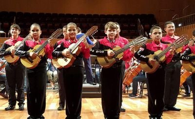 Niños y Jóvenes que tocan el cuatro puertorriqueño.  Enseñanza musical.  Conjunto de cuerdas. Jorge Camacho Director y Fundador desde 1984.   787 316 6320