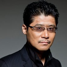 声優、俳優、歌手業並びに、演劇、イベント等のプロデューサー業もしております。 趣味は旅と麻雀。「オクタゴン」という名の雀荘のGMであり、マロちゃんという名の犬の飼い主でもあります。