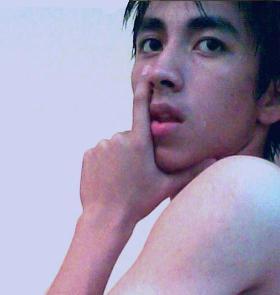 sleepyhowl's profile picture. Yo quiero ser...
lo difuso, lo profuso, la herida, algún deseo,
la distancia que proponen tus besos, lo azul de un cerezo
y otra manera de comprender a Dios.