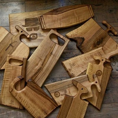 Handmade wooden pieces, unique and personalized. Cutting boards, ashtrays, wine holders, serving boards, trays... Every piece is unique and handmade.