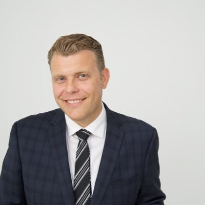 Advokat og tidligere justisminister. Molde- og Liverpoolfan.