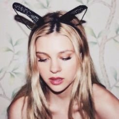 〔Sнeιrα〕❛sʜᴇ ᴡᴀs ᴅʀᴇssᴇᴅ ᴅᴀᴡɴ ᴡɪᴛʜ ʀᴀʏs ᴏғ sᴜɴ, ᴀɴᴅ ᴛʜᴇ ᴘɪɴɴᴇᴅ ʜᴀɪʀ ᴡᴇᴀʀɪɴɢ ᴀ ғʟᴏᴡᴇʀ.❜ * . ✧ ˚ 「X̶V̶I」┊►ɪ ᴛᴀʟᴋ ᴛᴏ ᴛʜᴇ ᴡɪɴᴅ, ʙᴜᴛ ᴍʏ ᴡᴏʀᴅs ᴀʀᴇ ɢᴏɴᴇ.