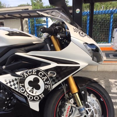 Ace Cafe London仕様のDAYTONA675Rを駆る郵便屋。カメラ担いでツーリング。 スペマなバイクでスペマな航空機を追いかける。 FlyTeamやってます。 https://t.co/yhP6zsK42o