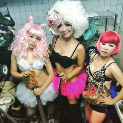 大阪中心に活動中の3ピースガールズバンド、エプロンズの公式アカウント☆ Gt&vo デンジャラス☆メグ Ba&vo チャン☆マキ Dr ムーチョ☆カオルン HP PC版→https://t.co/Zwi1fblyQ4 スマホ版→https://t.co/lloqAg5Iq8