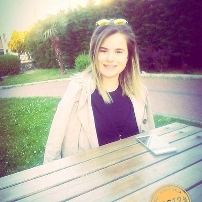 Eğer bir gün bir rüzgar esipte kokunu getirirse işte o gün düşer gönlümden seni yazdığım son yaprak 🍃