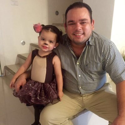 Hijo, Hermano, Esposo, Padre, Amigo, Abogado, amante de la comida y sobre todo perdidamente enamorado de mi Marielle