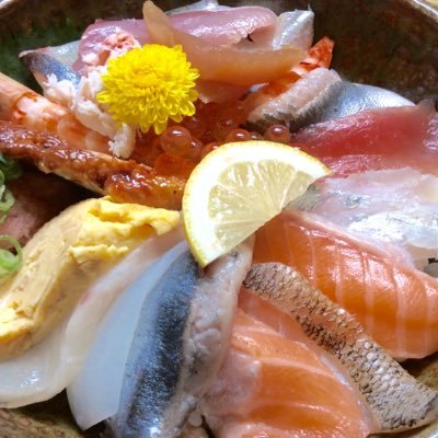 兵庫県小野市でワンコイン海鮮丼やいろいろな海鮮丼を提供させていただいています。瀬戸内の朝獲れ鮮魚の朝獲れ丼が特におすすめです