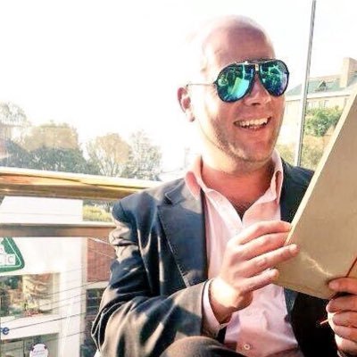 Me gusta viajar, leer, emprender, escribir, trabajar. Amo mi familia, el fútbol con una buena cerveza... Adoro cocinar...Y sobretodo me gusta ser positivo!