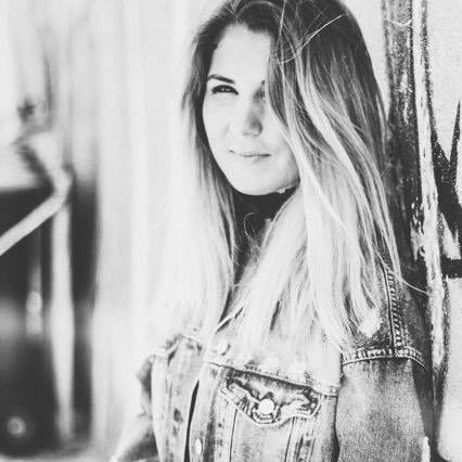 Singer 
Instagram: tessyhill_