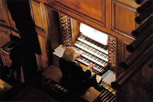 Organiste titulaire grand-orgue à Paris.