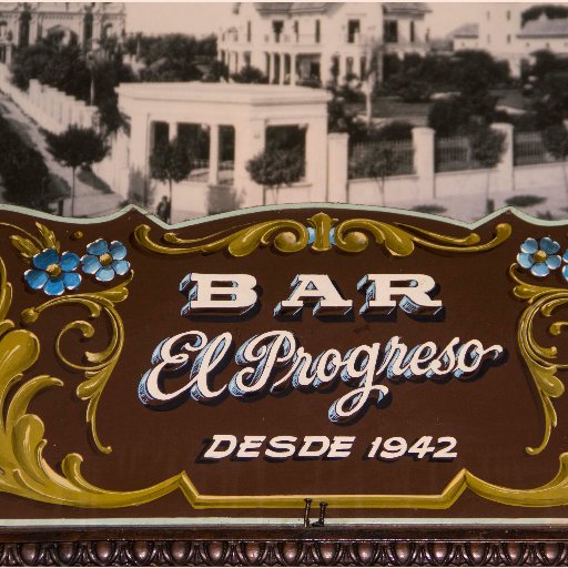 Desde 1942 , en la misma esquina con el mismo espíritu ,  la misma familia en el corazón de Barracas designado como Bar Notable de Bs As