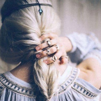 بتعمل فولو ابو يومين خليك عند امك انت والفولو 🌹