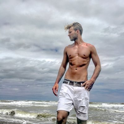 s_i_m_o_n_e__'s profile picture. 