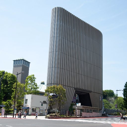 昭和館は、戦没者遺族、親元を離れ学童疎開した子どもたち、空襲により家や家族を失った人々、海外からの引揚者等、戦中・戦後の国民が体験した労苦を次の世代に伝える国立の施設です。※ツイートの画像の二次利用禁止。