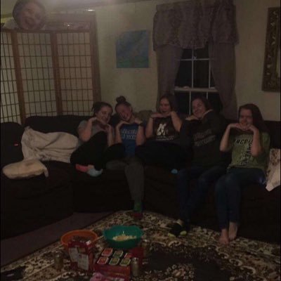 emilyybaconn's profile picture. llhs '20 😛🎓