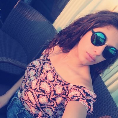 Lau_18Guzman's profile picture. Que te critiquen por ser diferente es mejor a que te comparen por que te volviste igual que los demás