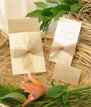 Here I'll be tweeting everything about wedding invitation you may need to know: how to write invitation, kinds of invitation, DoItYourself ideas, paper craft...