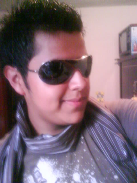 MI NOMBRE ES ERICK, SOY UN CHICO SUPER AMIGUERO, ALEGRE, SINCERO, CARIÑOSO, ME ENCANTA BAILAR, CANTAR, Y SOBRE TODO VIVO MI VIDA DIA A DIA AL MAXIMO