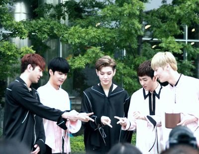 LUMINOUS=어둠속에서빛나는 직찍과 캡쳐가 공존하는 공간입니다 어둠속에서 빛나는 뉴이스트와 천천히 걸어 갑니다 2차 가공, 로고 크롭 X(고화질 링크는 마음 확인하세요!)