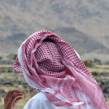 ،
