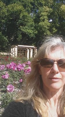 Sandyjeanwelch's profile picture. TV junkie, content obsessed (in all its forms) and lover of leisure. Decor addict.