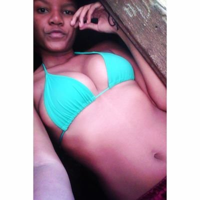 Ela é tão flor, que quando sorri, o inverno vira primavera.🌸/Luanete ❤/ 18tão / Facebook: Adriana Lacerda/ Wpp: 9 7452-1645