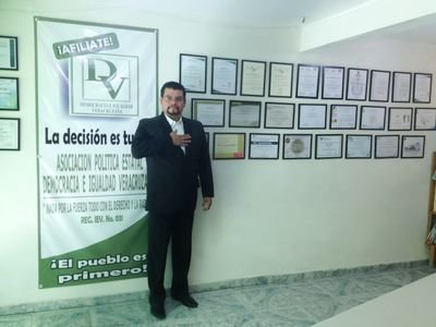 Pte. de Democracia e Igualdad Veracruzana (DIVER), Asociación Política Estatal. Abogado,  Mtro. C. J. y S. y Mtro. Derecho Electoral.