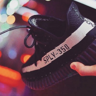 Copping has never been easier! Black Friday Release: YEEZY BOOST 350 V2 https://t.co/yCahcwYZq5