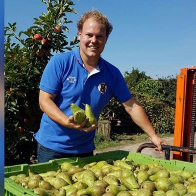 mountainbiker en actief aan het scouten in de fruitteelt en vruchtboomkwekerij.