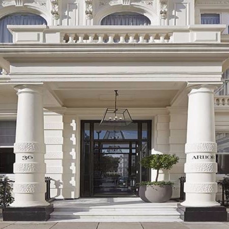 4 star luxury hotel - Located in one of the best parts of London: Hyde Park
Hidden away on a quiet loop that curves off from the main stretch of Lancaster Gate.