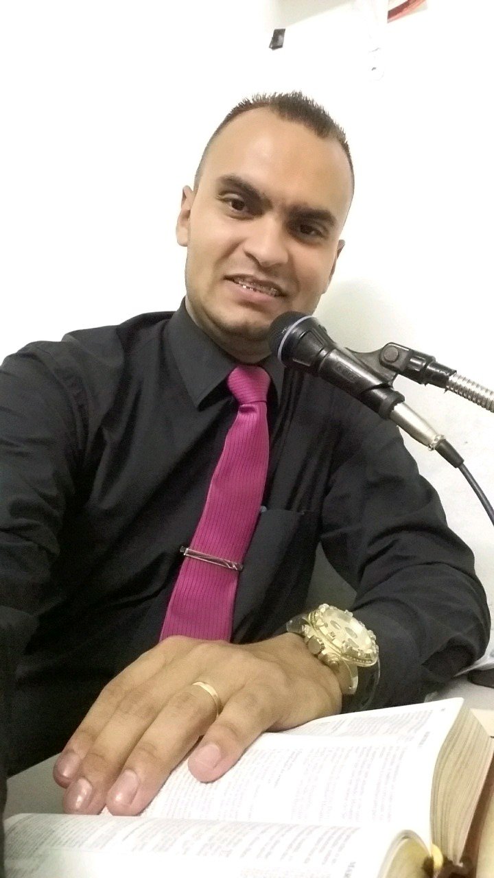 Pregador da palavra servo do Deus vivo,pai de 3 filhos casado com uma esposa maravilhosa. Sirvo a Deus na igreja evangelica ad madureira ( adbras ).