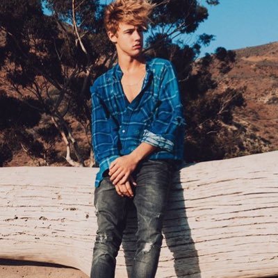 rpgcameron1's profile picture. Je baise que les brunes.