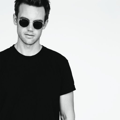 Source française sur le chanteur et acteur @TylerHilton!