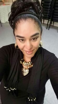 Cosmetologa, Manicurista, Cake Master , Diseñadora y Contractor
un estuche de monerias