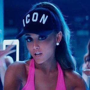 Estamos de volta! Nos siga para novidades diárias sobre a cantora Ariana Grande. Assista 'Side to Side' na VEVO.