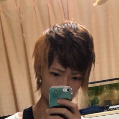 こう見えてちゃんと社会人。fashion/tennis/singing/NARUTO/が好きな私です。よろしくです。
