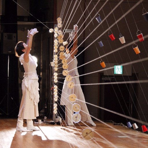 水嶋一江 & Stringraphy Ensemble 公式アカウント 絹糸と紙コップでできた巨大な楽器 “ストリングラフィ” /「嵐のワクワク学校2016」・NHK Eテレ「沼にハマってきいてみた」・日本テレビ「天下一音楽祭」などメディア出演多数!日本全国、海外でも公演を行っています!