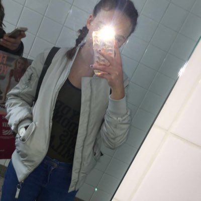 janairiina's profile picture. Folgt||2favo