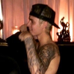 justinrpw's profile picture. elle enlève son soutif quand j'consomme la douce