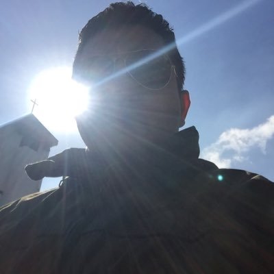 hhan7a's profile picture. Nadie prueba la profundidad de un río con ambas piernas.