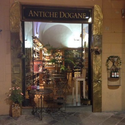 Wine shop and shipping office in Piazza Sant'Elisabetta, Florence, Italy 🇮🇹 Come in for a browse, a glass of wine, a bottle to take away or to ship back home!
