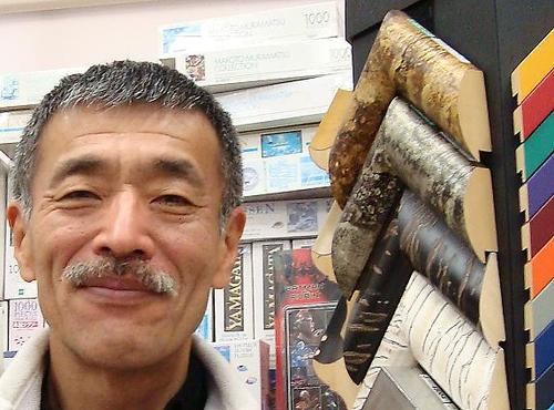 額縁・額装専門店、エス・フレーム工房の鈴木です。静岡県焼津市に実店舗が有りの併設工房で額縁製造。こだわりの販売してます。自称、頑固オヤジ。詳しくはホームページ見て下さい。趣味はオートバイレース観戦とスキー、冬は時々行方不明になります。