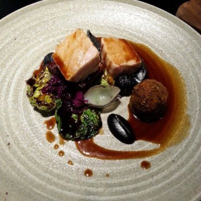 Loves eating out, as often as budgetarily possible. Doesn't like poor service and food full of gimmicks. Partial to a good chocolate parfait. #foodie