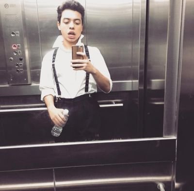 Guh segue!❤❤❤❤❤❤❤❤❤❤❤
O amor de Fã é o mais realista que tem, pois mesmo sabendo que aquela pessoa nem sabe que você  existe, você continua o amando!!!