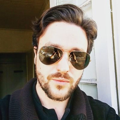 TattooArtist, professor de literatura, cinéfilo, chegado numas brejas e pai babão.